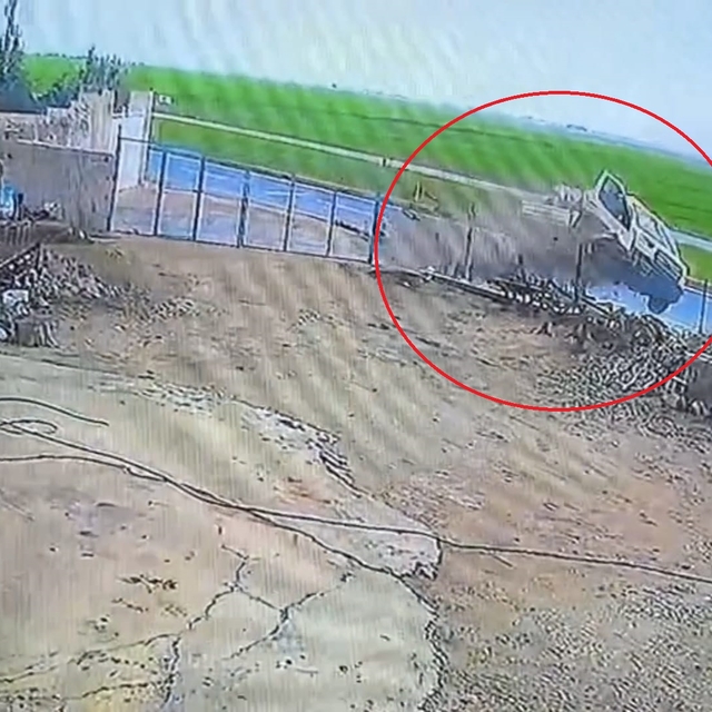 Tarım makinesi yüklü kamyonet yolda savruldu; 3 yaralı