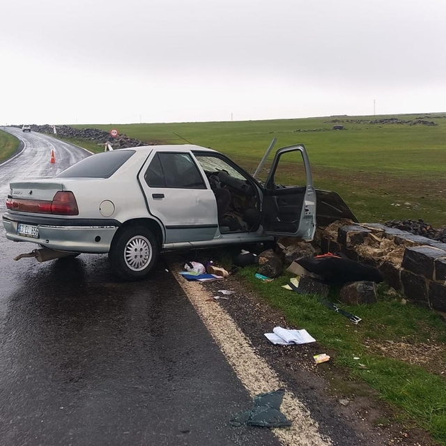 Şanlıurfa'da duvara çarpan otomobildeki 5 kişi yaralandı