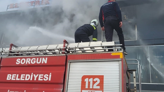 Üç katlı iş yerinde çıkan yangın paniğe neden oldu