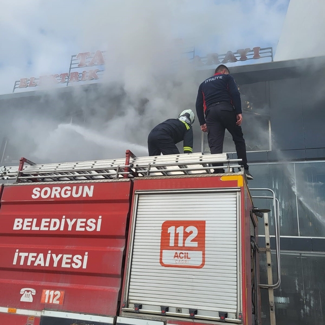 Üç katlı iş yerinde çıkan yangın paniğe neden oldu