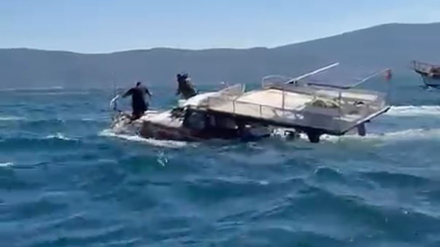 Güllük Körfezi'nde amatör balıkçı teknesi battı
Çevredeki denizciler, batmak üzere olan teknedeki vatandaşları kurtardı