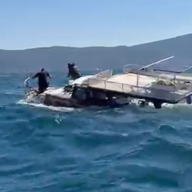 Güllük Körfezi'nde amatör balıkçı teknesi battı
Çevredeki denizciler, batma...