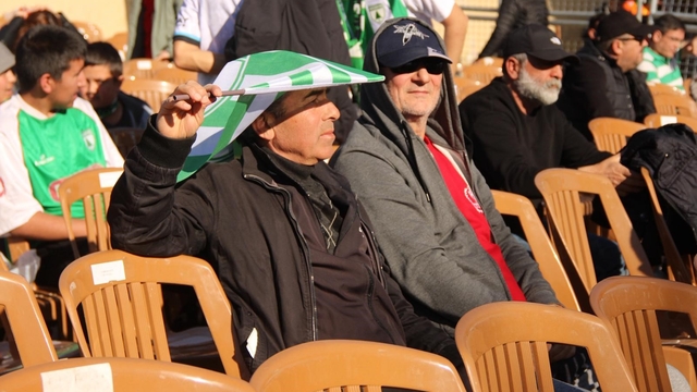 Seyirci yasağı taraftarı durduramadı
Muğlaspor'a stadyum önünde büyük destek