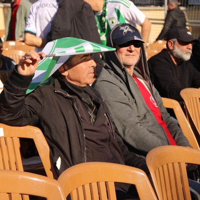 Seyirci yasağı taraftarı durduramadı
Muğlaspor'a stadyum önünde büyük deste...