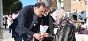 Başkan Kara’dan emekçi kadınlara ve sağlık çalışanlarına çiçek