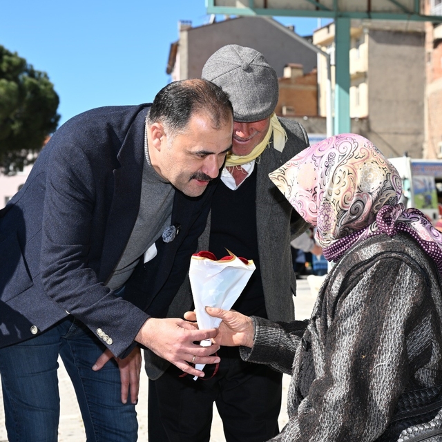Başkan Kara'dan emekçi kadınlara ve sağlık çalışanlarına çiçek