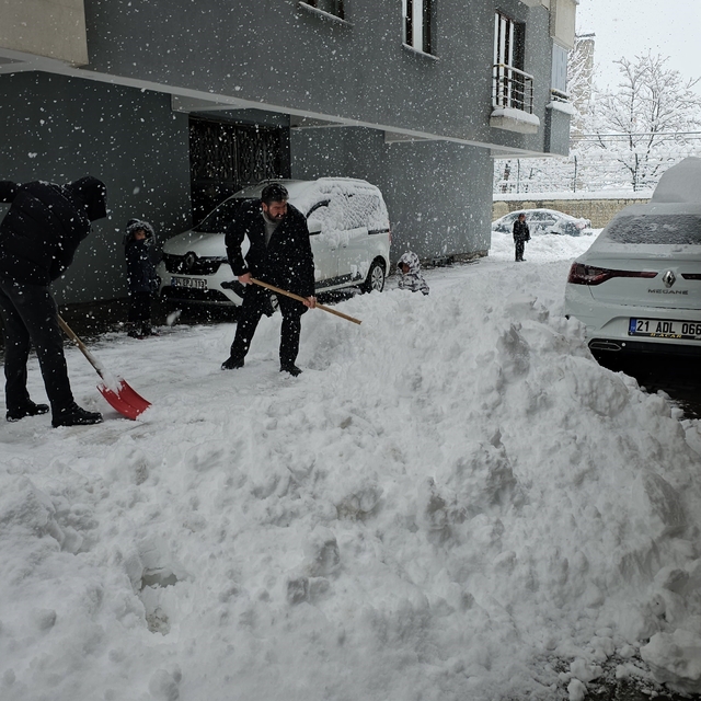 Tatvan'da kar kalınlığı 1 metreye ulaştı