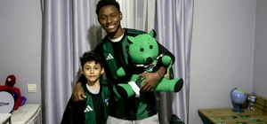 Maskot kostümünden futbolcu çıktı, çocuk taraftarın heyecandan elleri titredi Kocaelispor'un Keita sürprizi, Büyük Ailesi'ni şaşkına çevirdi