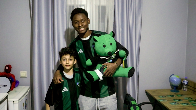 Maskot kostümünden futbolcu çıktı, çocuk taraftarın heyecandan elleri titredi
Kocaelispor'un Keita sürprizi, Büyük Ailesi'ni şaşkına çevirdi