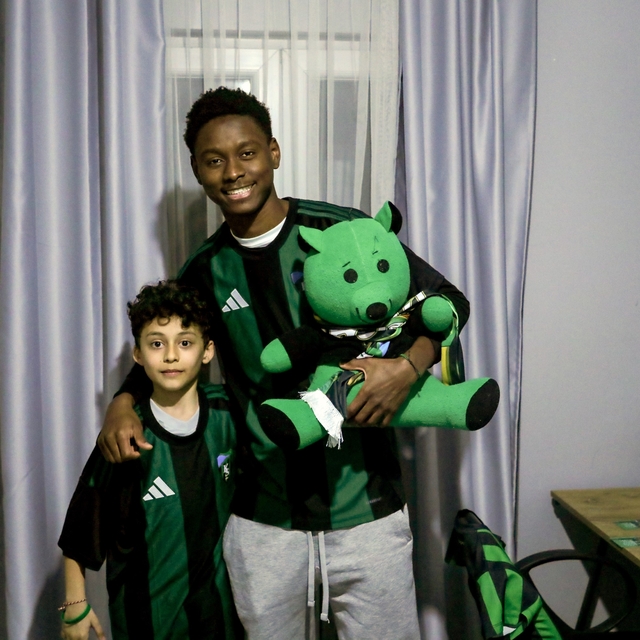 Maskot kostümünden futbolcu çıktı, çocuk taraftarın heyecandan elleri titre...