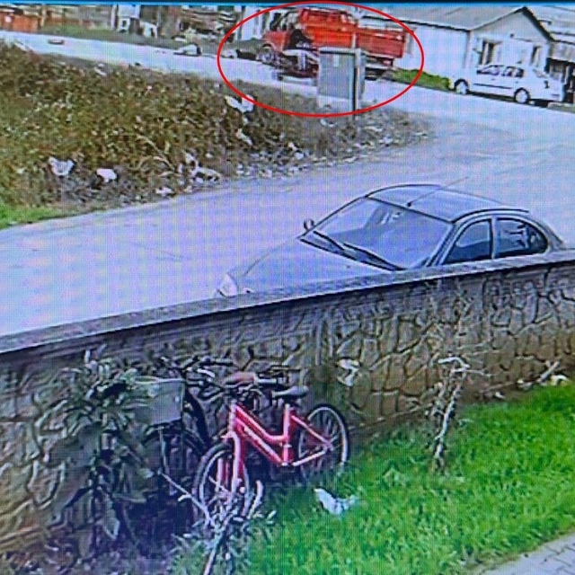 Kamyonetle çarpışan motosikletteki 2 kişi yaralandı; kaza anı kamerada