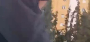 Adana'da trafikte tartıştıkları sürücünün önünü kesip, aracın camını yumrukladılar; o anlar kamerada