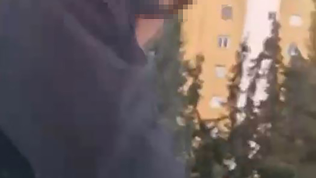 Adana'da trafikte tartıştıkları sürücünün önünü kesip, aracın camını yumrukladılar; o anlar kamerada