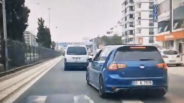 Elazığ'da makas atan araç kameralara yansıdı