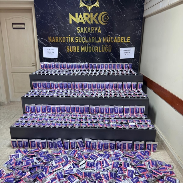 Sakarya'da dur ihtarına uymayan cipten 33 bin 400 sentetik ecza ele geçiril...