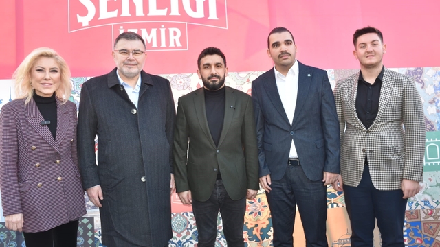 İzmir'de 'Ramazan Şenliği ve Büyük Aile İftarı'
TÜGVA İzmir İl Temsilciliği binlerce kişiyi iftar sofrasında buluşturdu