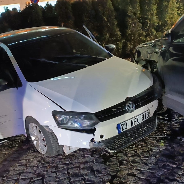 Bingöl'de iki otomobil çarpıştı: 4 yaralı