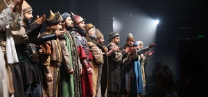 Erzurum Devlet Tiyatrosu’nda ‘Timur ve Yıldırım’ oyunu ilgi gördü