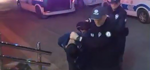 Adana'da trafikte tartıştıkları sürücünün önünü kesip, aracın camını yumrukladılar; o anlar kamerada (2)