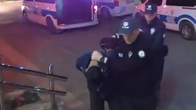 Adana'da trafikte tartıştıkları sürücünün önünü kesip, aracın camını yumrukladılar; o anlar kamerada (2)