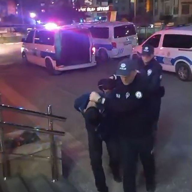 Adana'da trafikte tartıştıkları sürücünün önünü kesip, aracın camını yumruk...