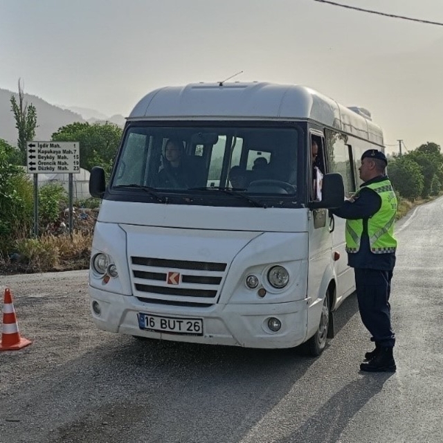 Uşak'ta polis ve jandarmadan okul çevreleri ve servislere sıkı denetim