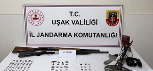 Uşak'ta tarihi eser kaçakçıları 63 sikkeyle yakalandı