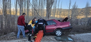Antalya'da ağaca çarpan otomobildeki 2 kişi öldü
