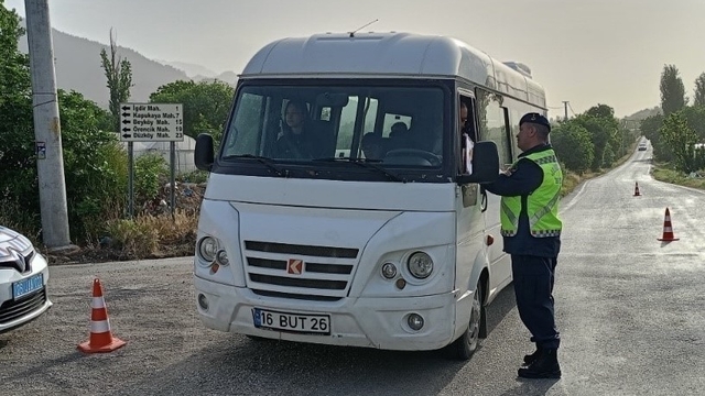 Uşak'ta polis ve jandarmadan okul çevreleri ve servislere sıkı denetim