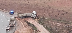 Kurtalan’da kontrolden çıkan kamyon yol kenarına savruldu