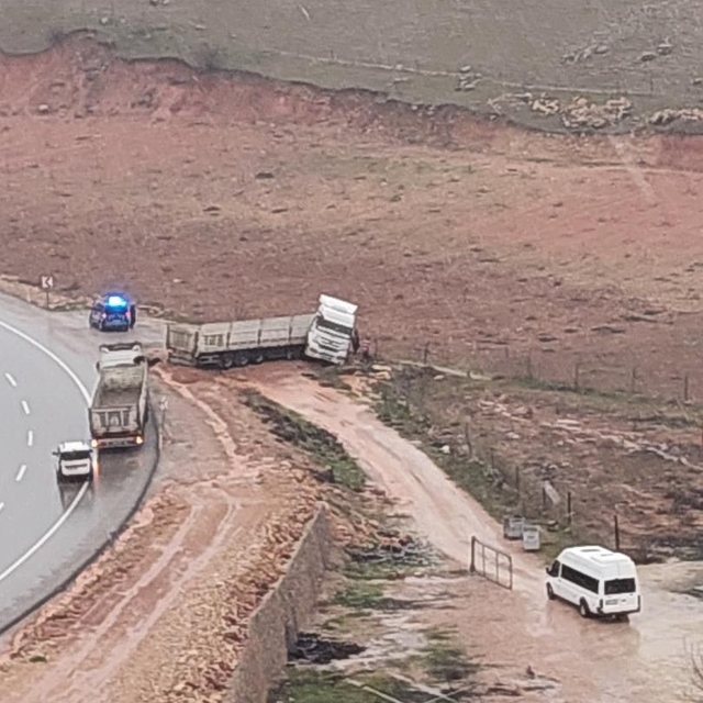 Kurtalan'da kontrolden çıkan kamyon yol kenarına savruldu