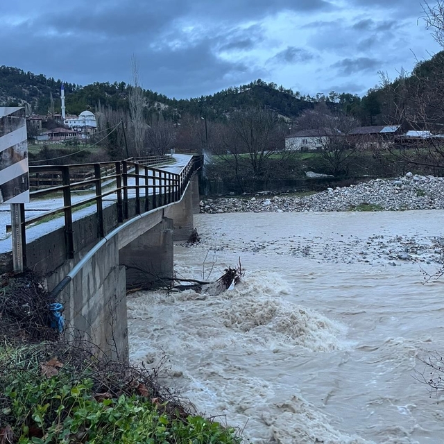 Şiddetli yağışların kullanılamaz hale getirdiği Sarıkavak Köprüsü 110 milyo...