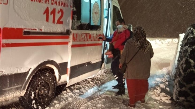 Yoğun kar engel olamadı: Ekipler hastayı 112'ye yetiştirdi
