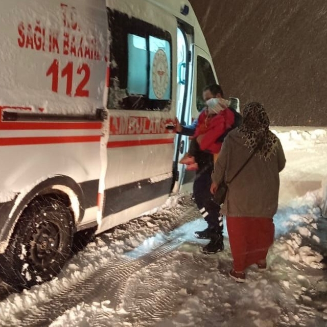 Yoğun kar engel olamadı: Ekipler hastayı 112'ye yetiştirdi