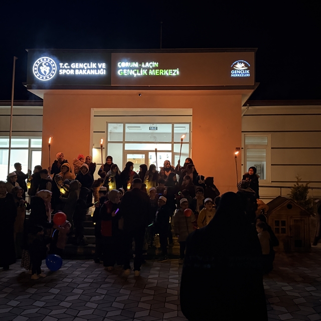 Çorum'da çocuklar teravih namazına "fener alayı" ile gitti