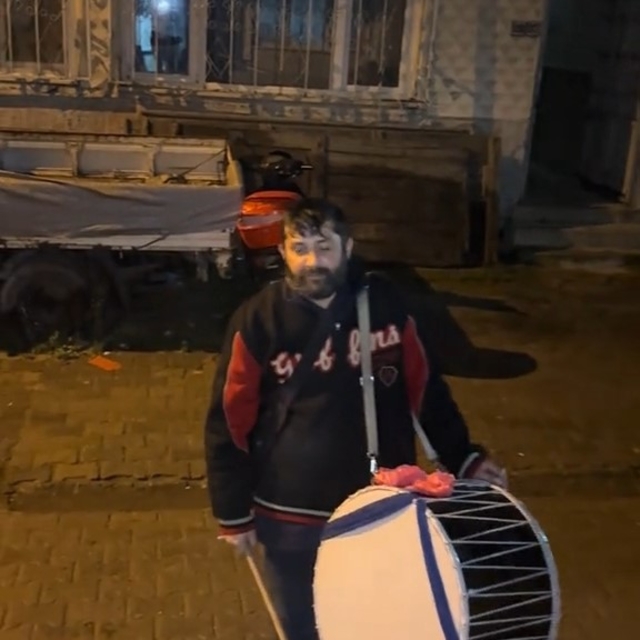 Davulcunun bahşiş pazarlığı gülümsetti