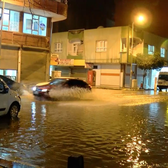 Mardin'de sağanak; yollar göle döndü