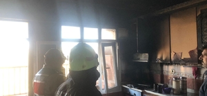 Samandağ'da evin mutfağından alevler yükseldi