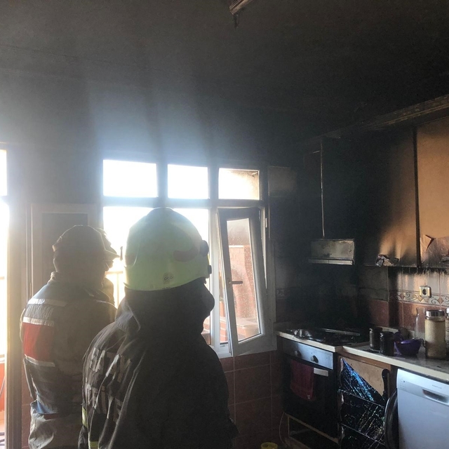 Samandağ'da evin mutfağından alevler yükseldi