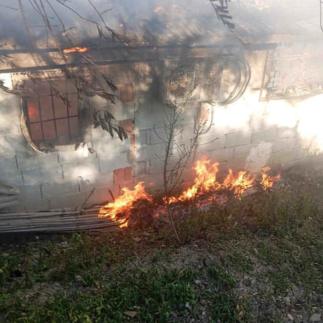 Antakya'da müstakil ev alevlere teslim oldu