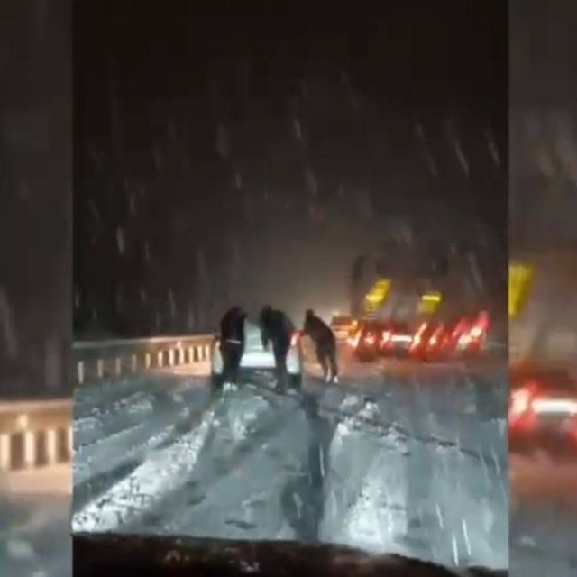 Mardin-Diyarbakır karayolunda kar engeli