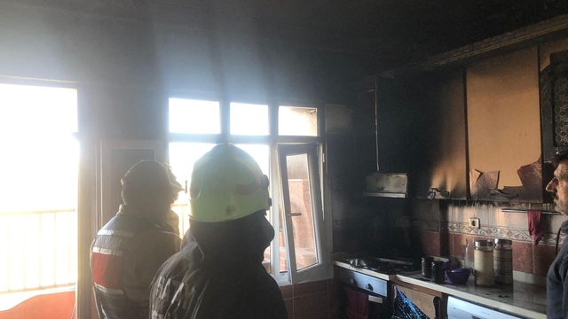 Samandağ'da evin mutfağından alevler yükseldi