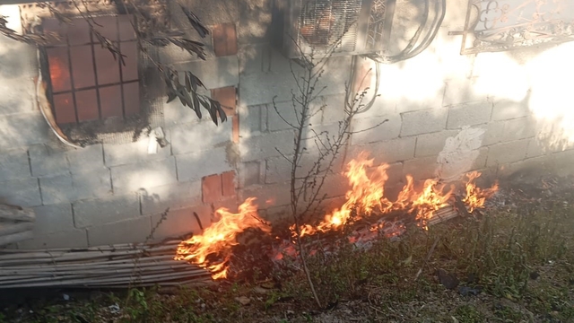 Antakya'da müstakil ev alevlere teslim oldu