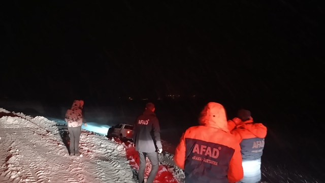 Ağrı'da tipi nedeniyle şarampole kayan araçtaki 2'si çocuk 4 kişi kurtarıldı