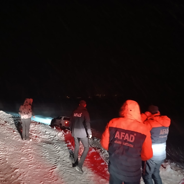 Ağrı'da tipi nedeniyle şarampole kayan araçtaki 2'si çocuk 4 kişi kurtarıld...