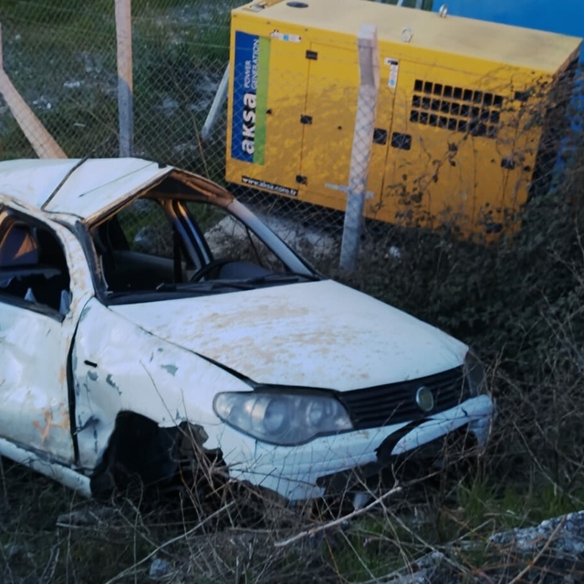 Balıkesir'de otomobil dere yatağına devrildi: 3'ü çocuk 5 yaralı