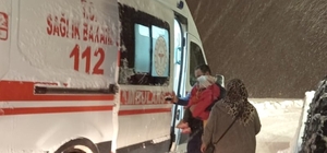 Bitlis'te yolu kardan kapanan köydeki hasta ekiplerce hastaneye ulaştırıldı