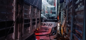 Bitlis'te tıra çarpan otobüsteki 8 kişi yaralandı