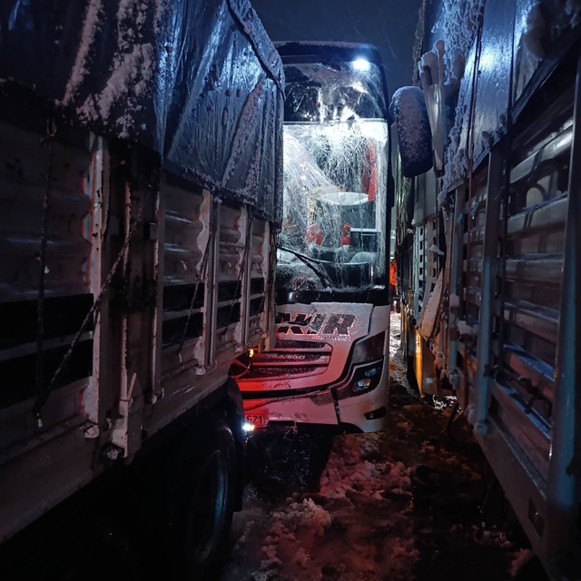 Bitlis'te tıra çarpan otobüsteki 8 kişi yaralandı