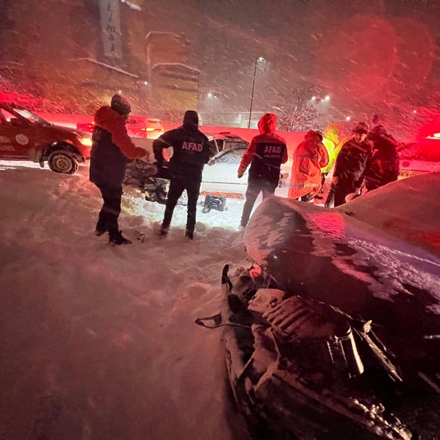 Bitlis'te iki otomobilin çarpıştığı kazada 7 kişi yaralandı